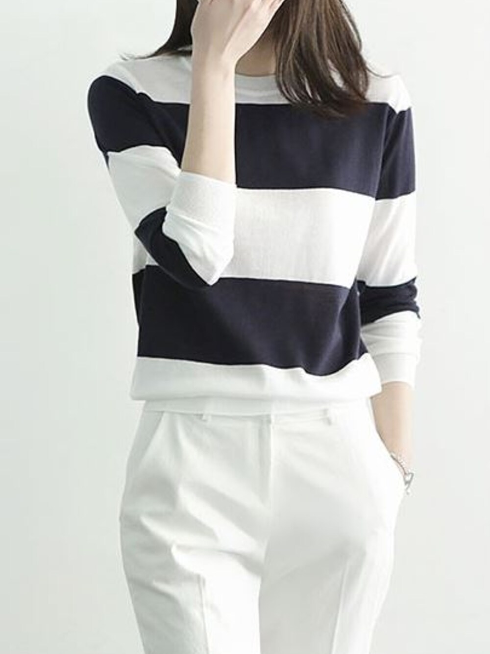 レッド系のTシャツ/カットソーを着用したレディースの春コーディネートの1枚目の写真