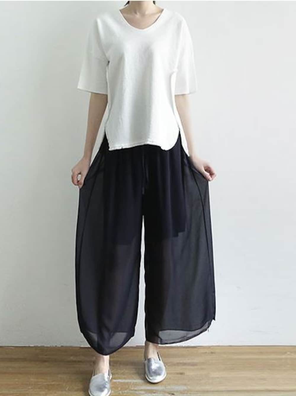 ホワイト系のその他パンツを着用したレディースの春コーディネートの1枚目の写真