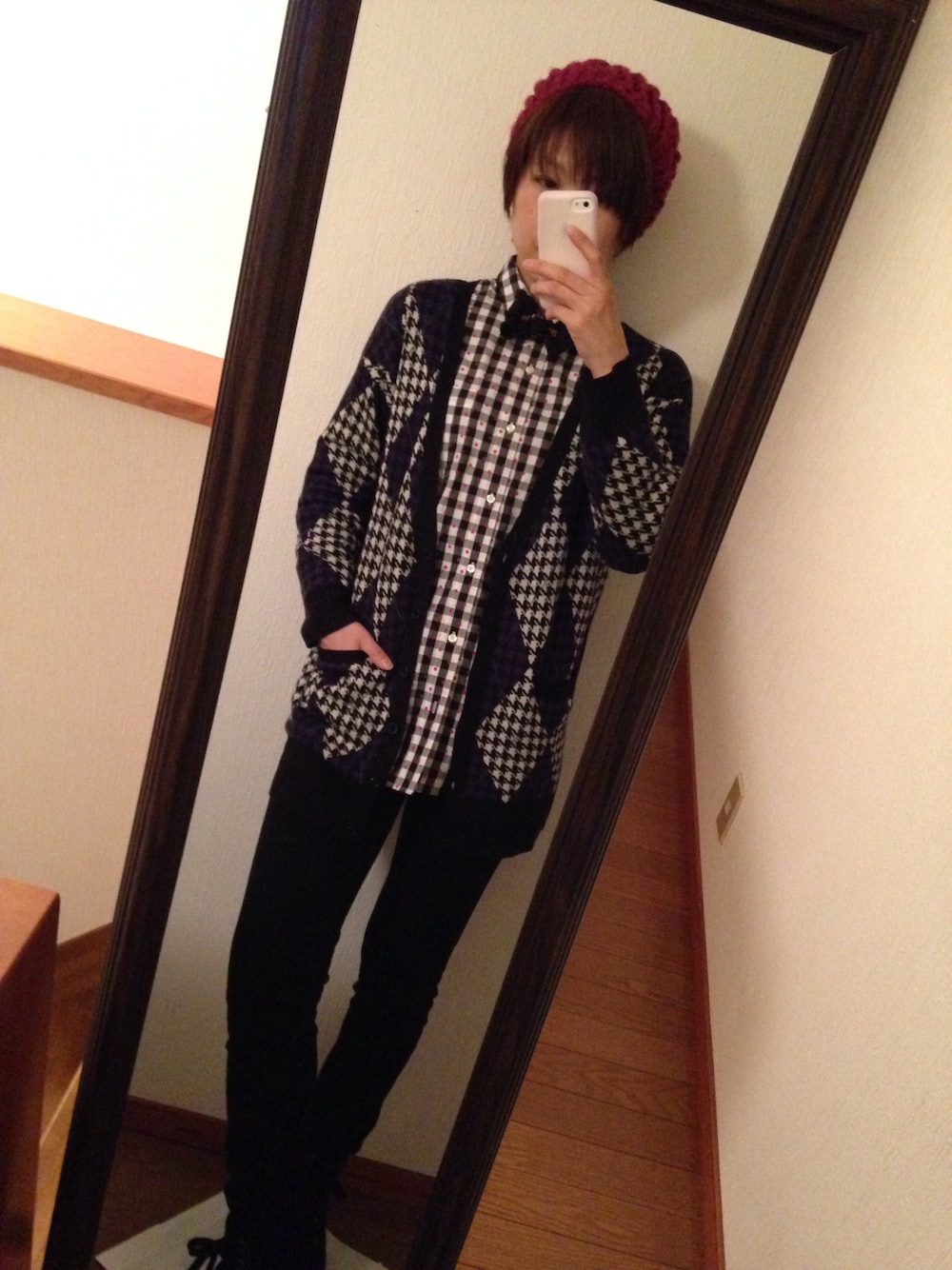 その他のカーディガン/ボレロ、ブラック系のブーツ、ブラック系のシャツ/ブラウスを着用したレディースの春コーディネートの1枚目の写真