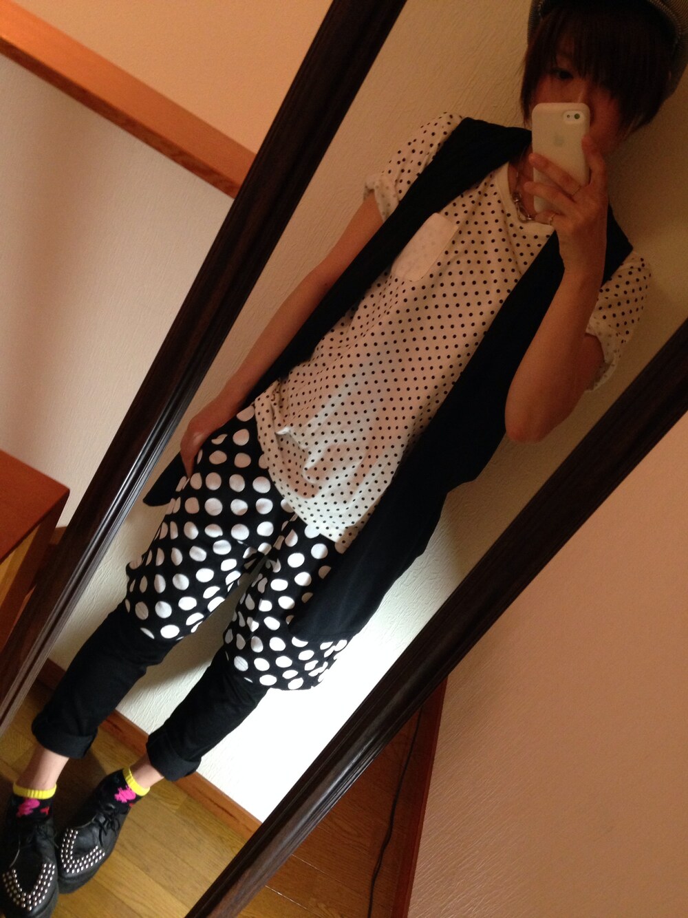 ブラック系のベスト、ホワイト系のTシャツ/カットソー、ブラック系のその他パンツを着用したレディースの春コーディネートの1枚目の写真