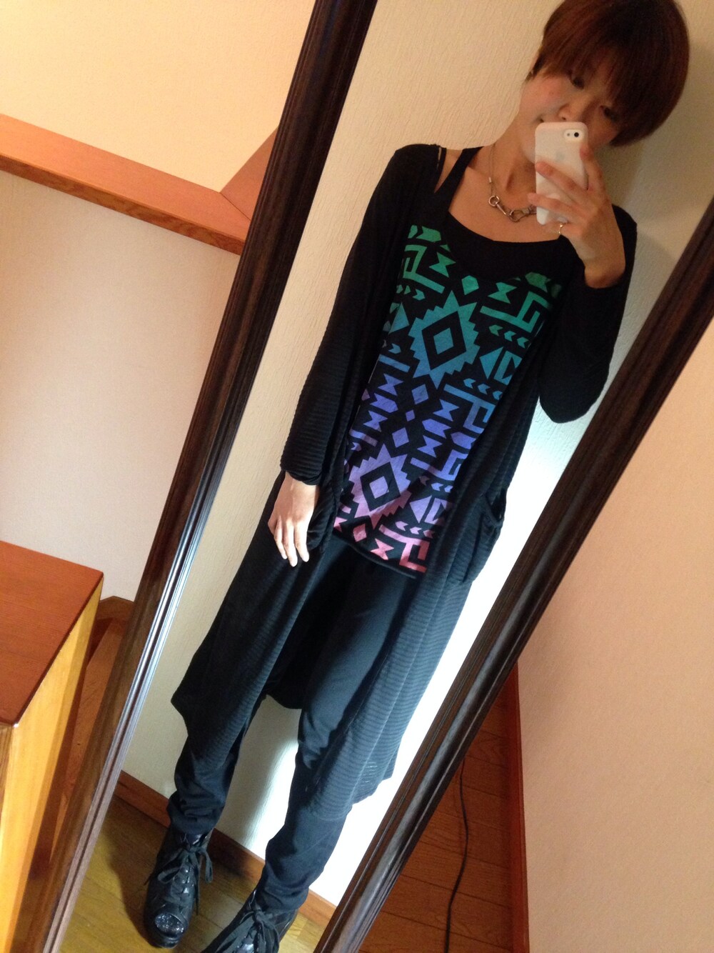 ブラック系のカーディガン/ボレロ、ブラック系のタンクトップ、ブラック系のサンダルを着用したレディースの夏コーディネートの1枚目の写真