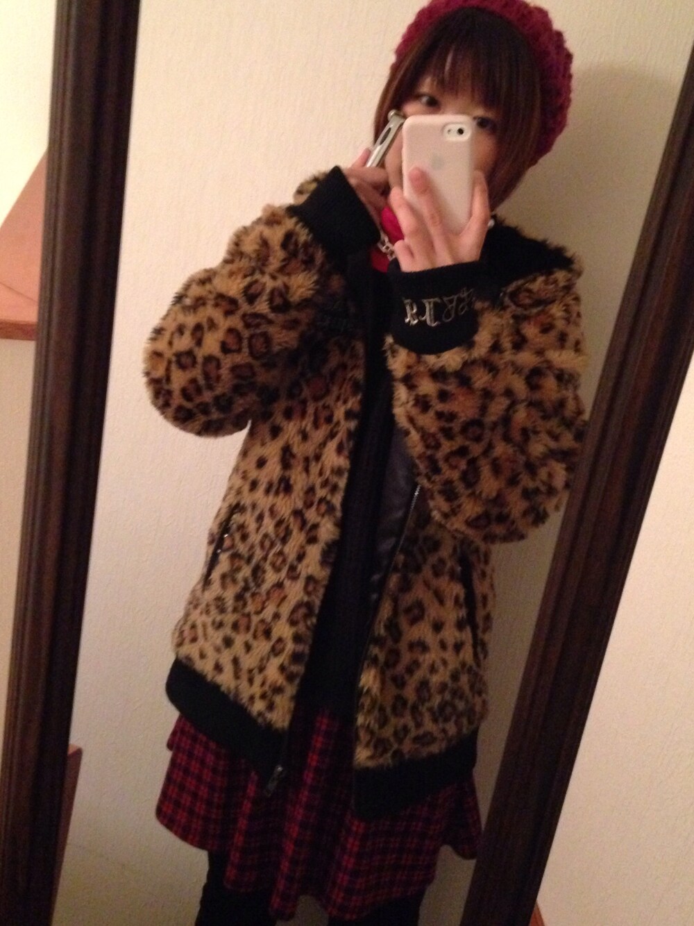 その他のその他アウター、ブラック系のブーツ、ブルー系のニット/セーターを着用したレディースの冬コーディネートの1枚目の写真