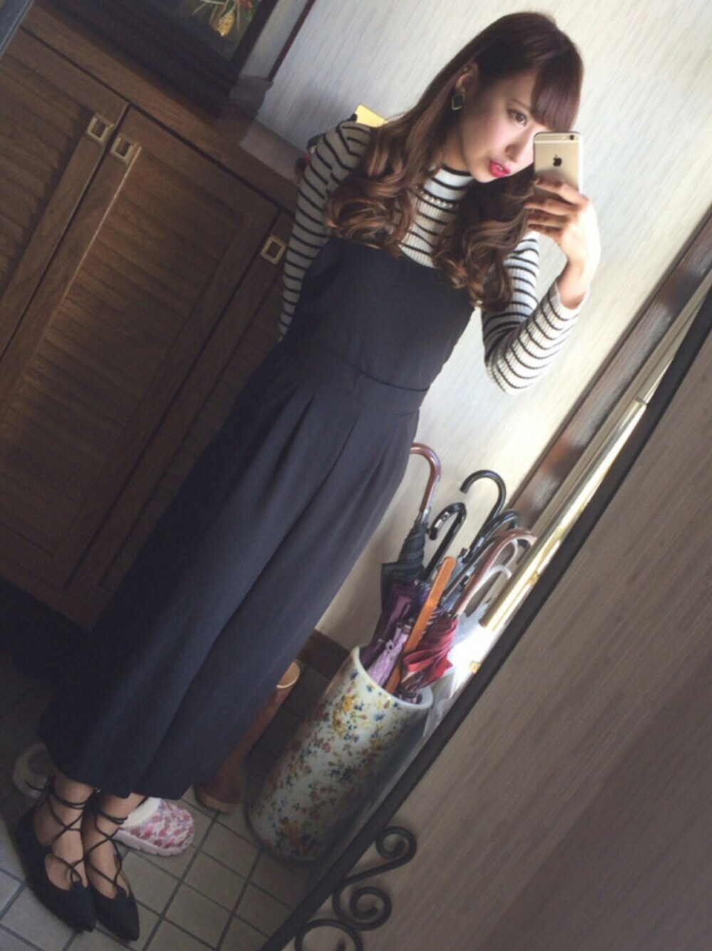 ホワイト系のトップス、ブラック系のサロペット/オーバーオール、ブラック系のシューズを着用したレディースの冬コーディネートの1枚目の写真