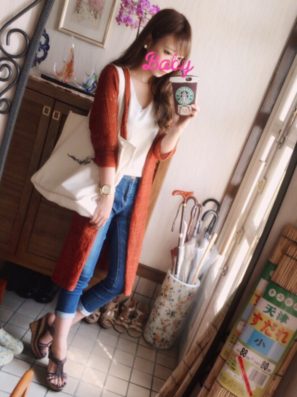 ホワイト系のタンクトップ、オレンジ系のカーディガン/ボレロ、ブルー系のデニムパンツを着用したレディースの夏コーディネートの1枚目の写真