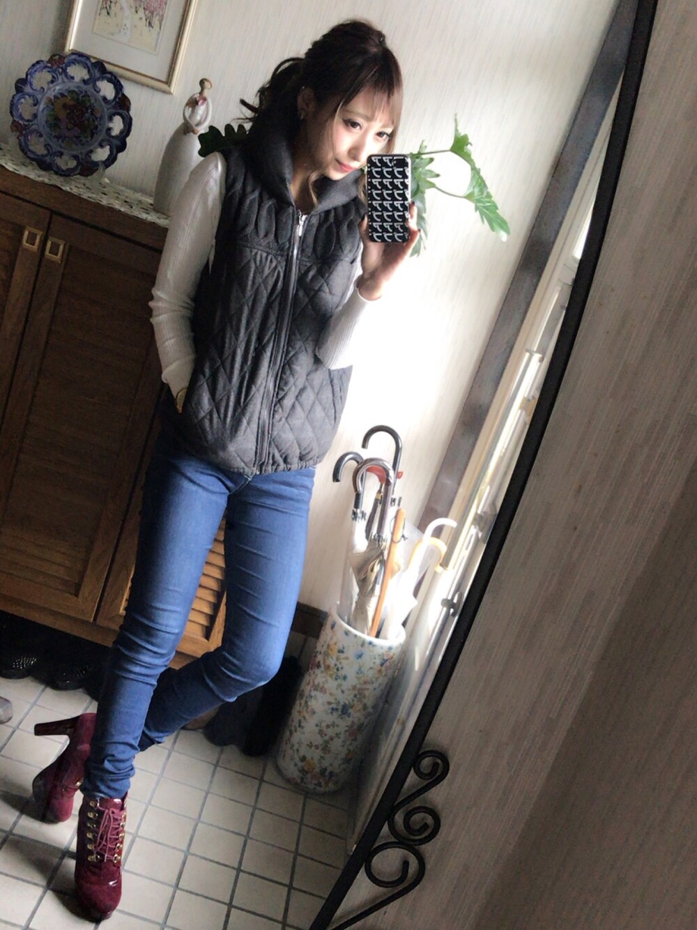 グレー系のジャケット/アウター、ブルー系のデニムパンツ、レッド系のブーツを着用したレディースの秋コーディネートの1枚目の写真