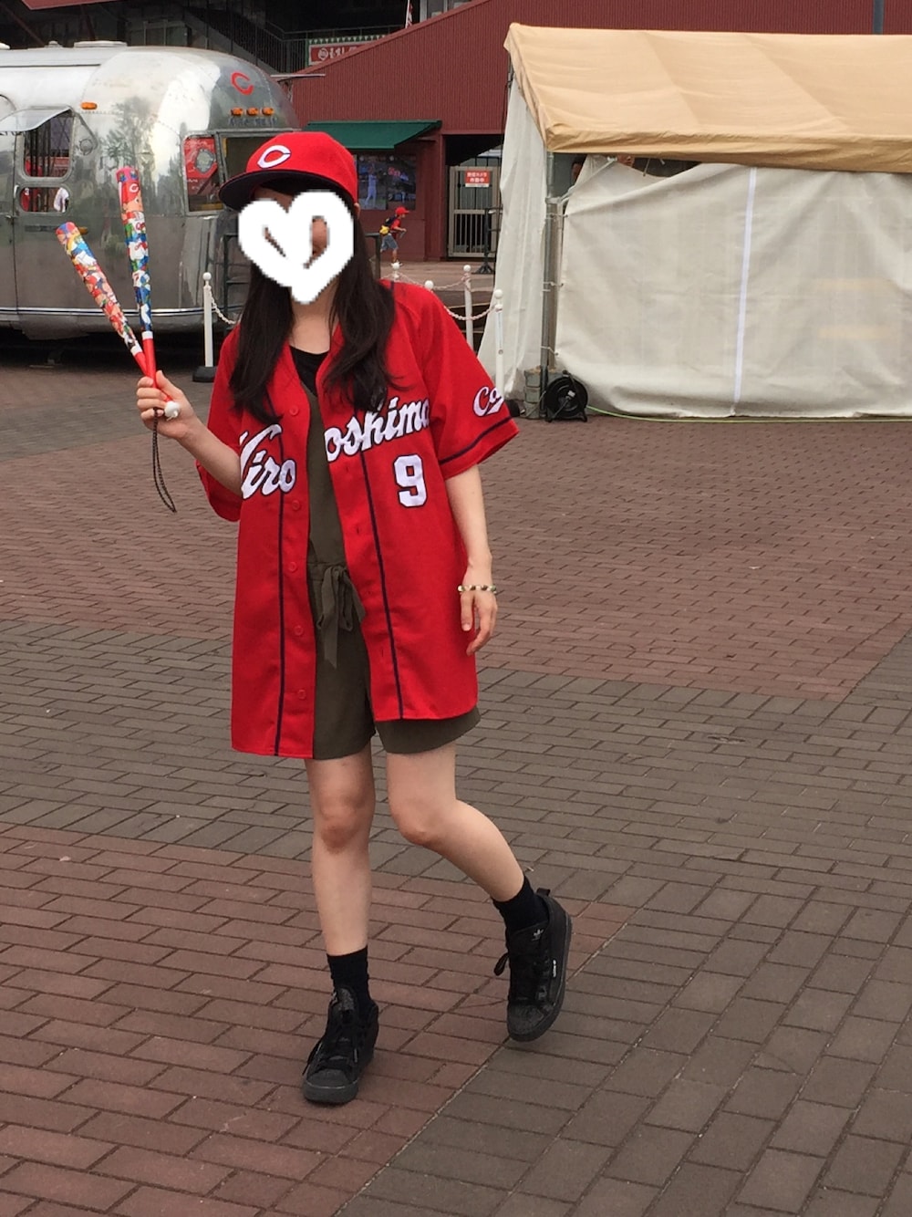 「野球観戦、カープ女子、カープ優勝おめでとう、野球観戦スタイル」｜「カープのアイテム（スポーツグッズ、レッド系）」を使った、こにこさん（レディース・150cm）の秋コーディネートの1枚目の写真