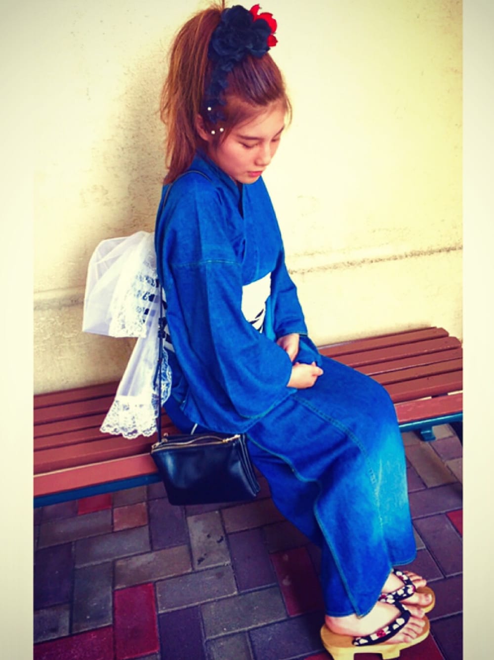 ブルー系の浴衣を着用したレディースの夏コーディネートの1枚目の写真