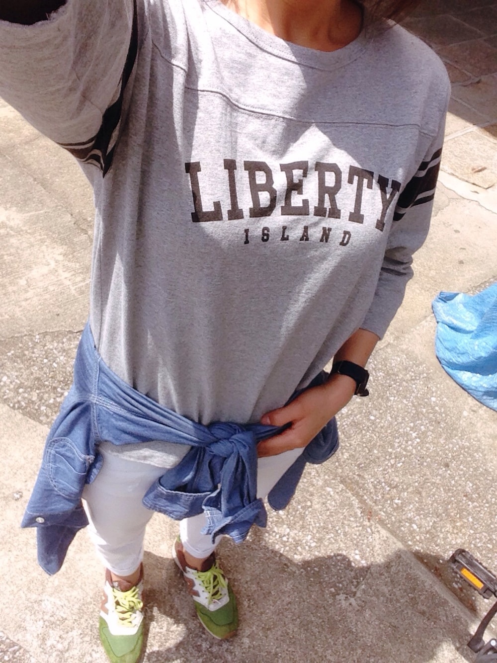 「腰巻きスタイル、ダメージデニムパンツ、ホワイトパンツ、さわやかぶってる、今日も1日頑張ろう」｜「coenのアイテム（Tシャツ/カットソー、グレー系）」を使った、るみさん（レディース・158cm）の春コーディネートの1枚目の写真