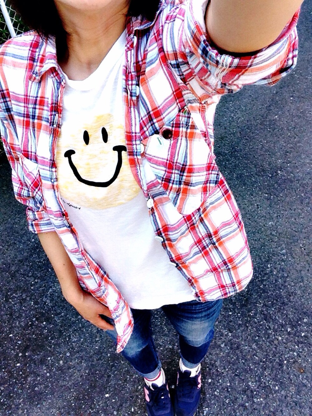 「シャツ×デニム、ニコちゃん、Tシャツ、ラインソックス、スポーツミックス、天気良し」｜「no brandのアイテム（シャツ/ブラウス、その他）」を使った、るみさん（レディース・158cm）の春コーディネートの1枚目の写真