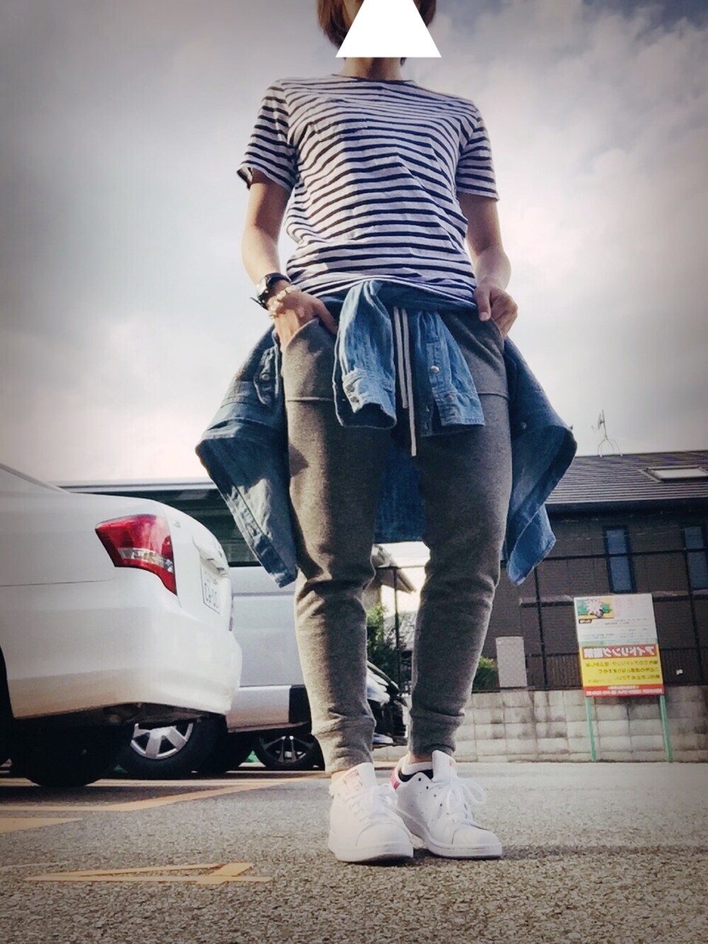 「スタンスミス、スウェットパンツ、ボーダートップス、こしまきスタイル、スニーカー」｜「GLOBAL WORKのアイテム（Tシャツ/カットソー、ブルー系）」を使った、るみさん（レディース・158cm）の秋コーディネートの1枚目の写真