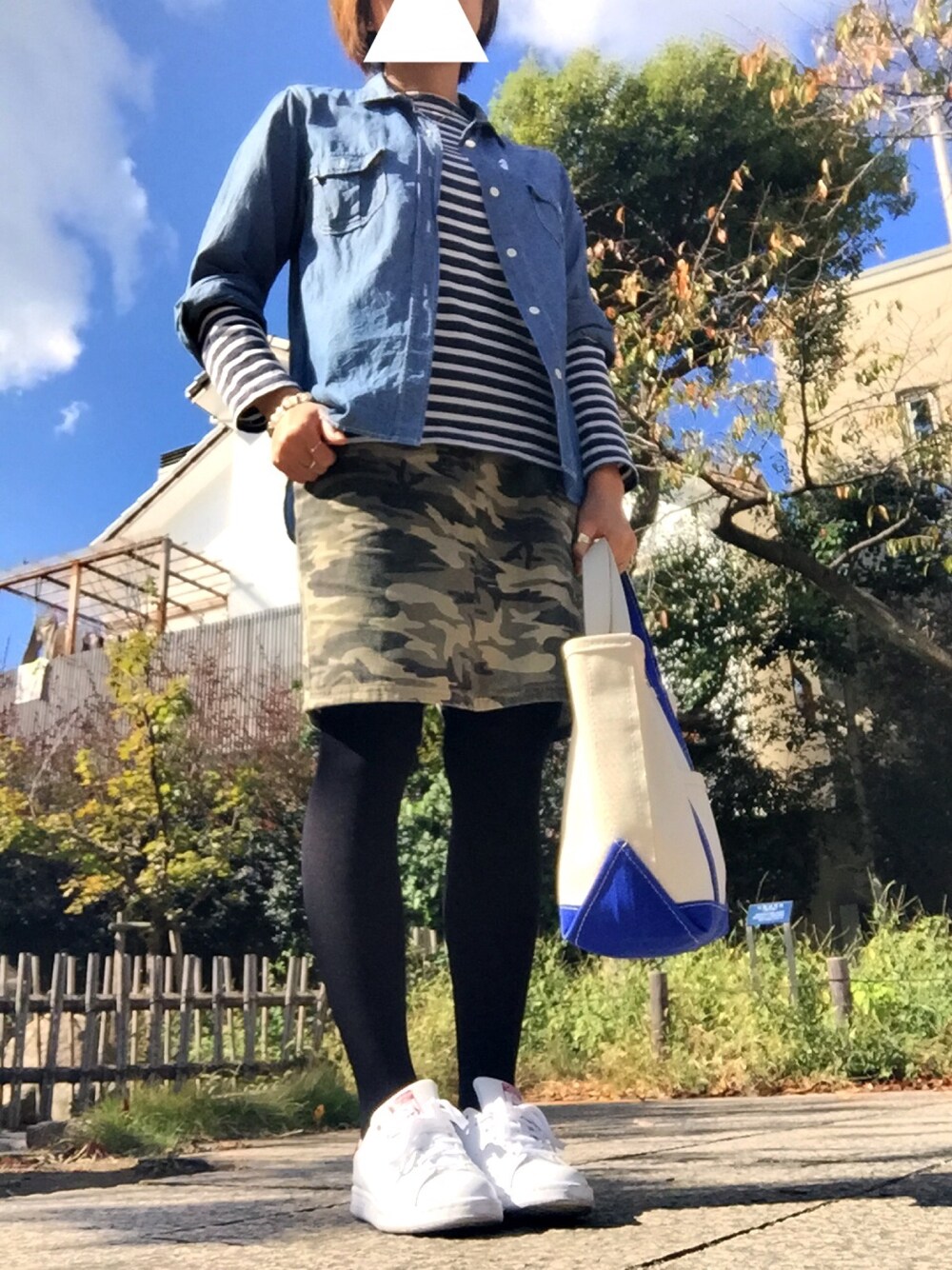 「柄×柄、ボーダートップス、カモフラスカート、スタンスミス、秋服」｜「ORCIVALのアイテム（Tシャツ/カットソー、ブルー系）」を使った、るみさん（レディース・158cm）の秋コーディネートの1枚目の写真