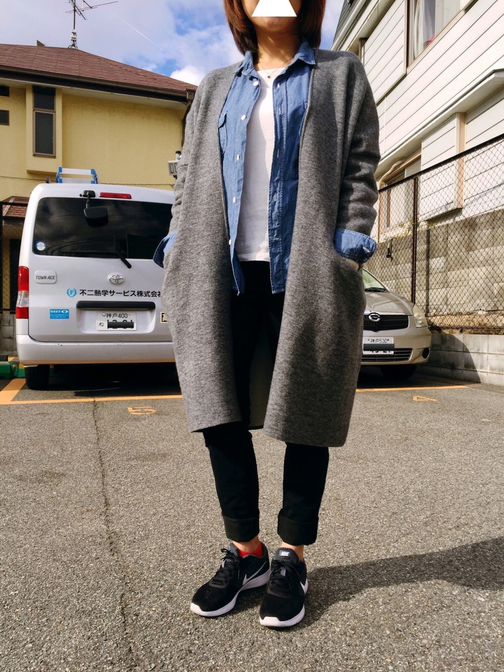 「ロングカーディガン、デニムシャツ、ブラックスキニー、赤い靴下、稲葉浩志、ライブスタイル」｜「Torrazzo Donnaのアイテム（カーディガン/ボレロ、グレー系）」を使った、るみさん（レディース・158cm）の冬コーディネートの1枚目の写真