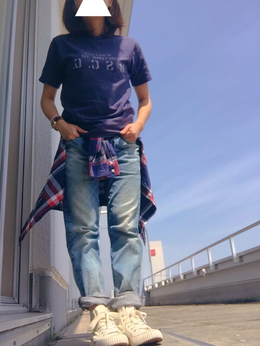 「Tシャツ、デニム、こしまきスタイル、シンプルコーデ、メンズアイテム、夏」｜「BEAUTY&YOUTH UNITED ARROWSのアイテム（Tシャツ/カットソー、ブルー系）」を使った、るみさん（レディース・158cm）の春コーディネートの1枚目の写真