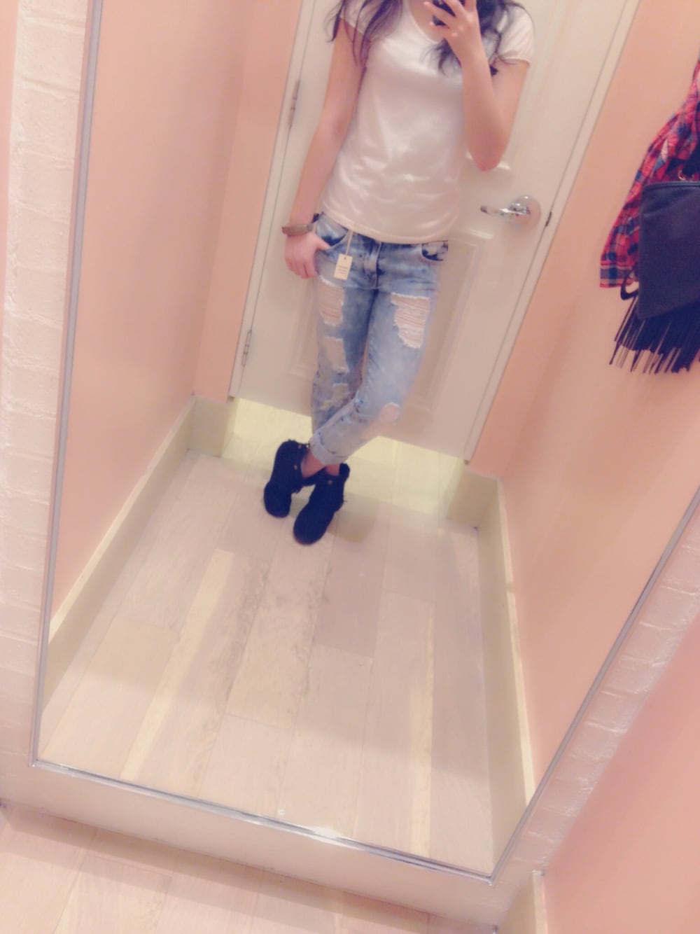 ホワイト系のTシャツ/カットソー、ブルー系のデニムパンツ、ブラック系のその他シューズを着用したレディースの春コーディネートの1枚目の写真