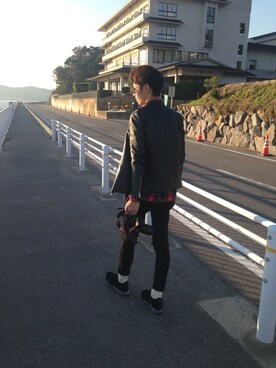「海」｜「アイテム（ライダースジャケット）」を使った、pさん（メンズ・176cm）の秋コーディネート