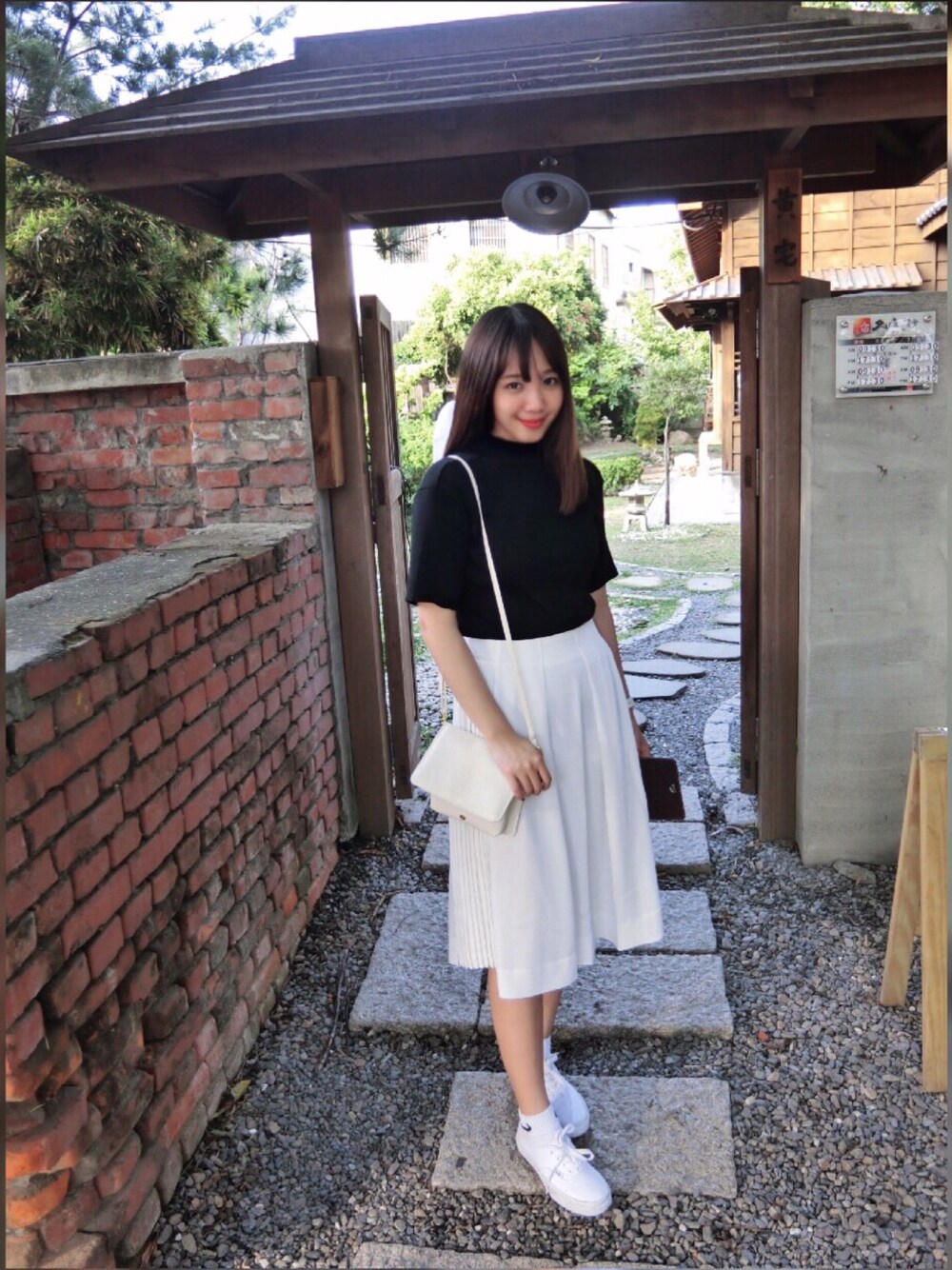 「臺南、百褶裙、針織、白、white」｜「mooncatのアイテム（ニット/セーター、ブラック系）」を使った、張季晴さん（レディース・160cm）の春コーディネートの1枚目の写真