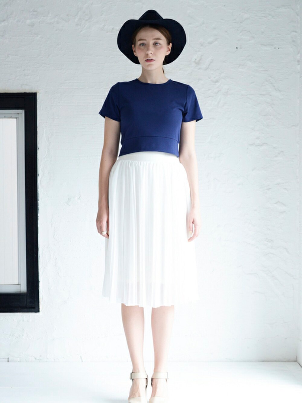 その他のTシャツ/カットソー、ホワイト系のスカートを着用したレディースの春コーディネートの1枚目の写真