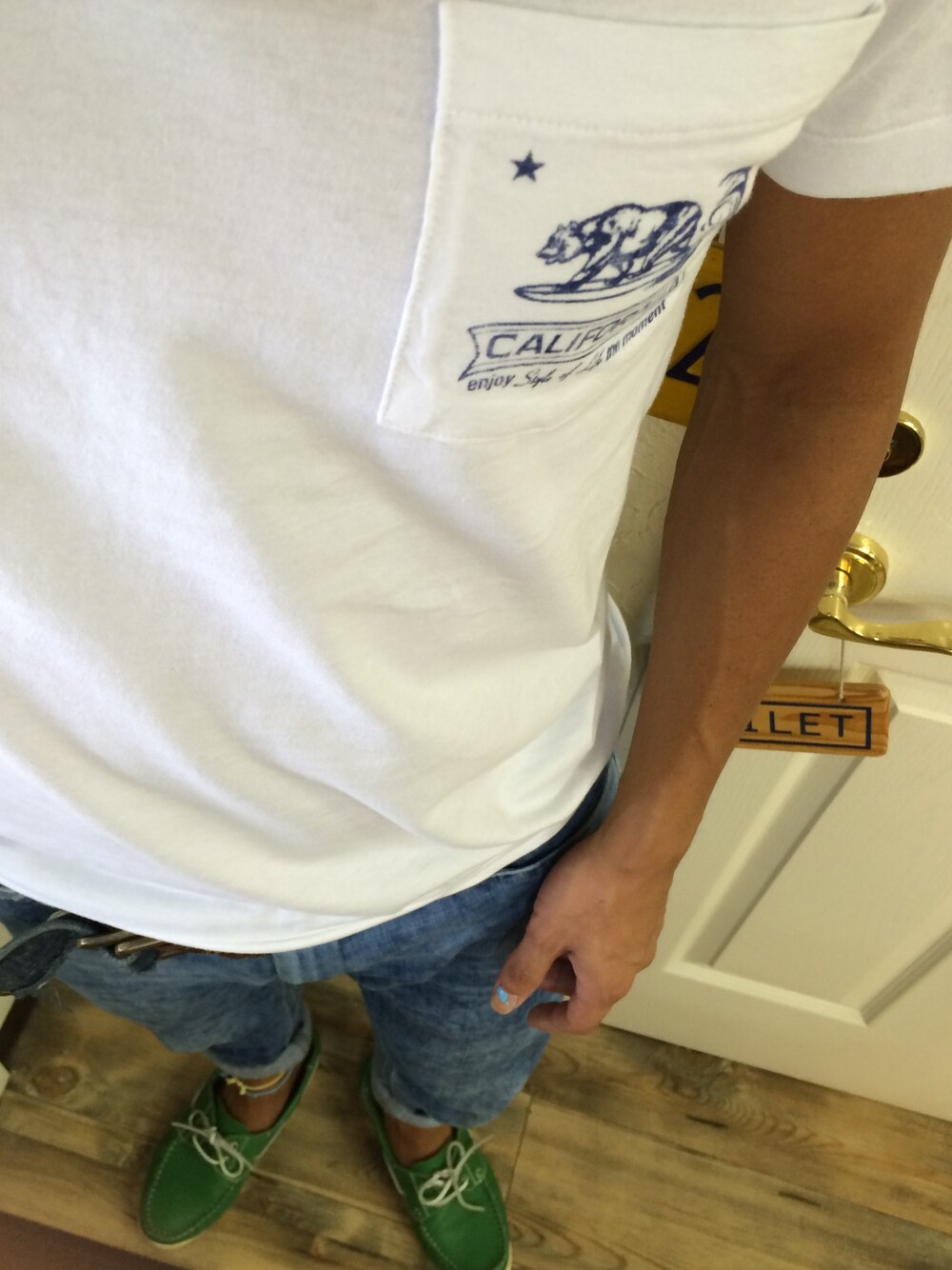 「散歩、ロンハーマン」｜「RonHerman VINTAGEのアイテム（Tシャツ/カットソー、ホワイト系）」を使った、OGさん（メンズ・182cm）の夏コーディネートの1枚目の写真