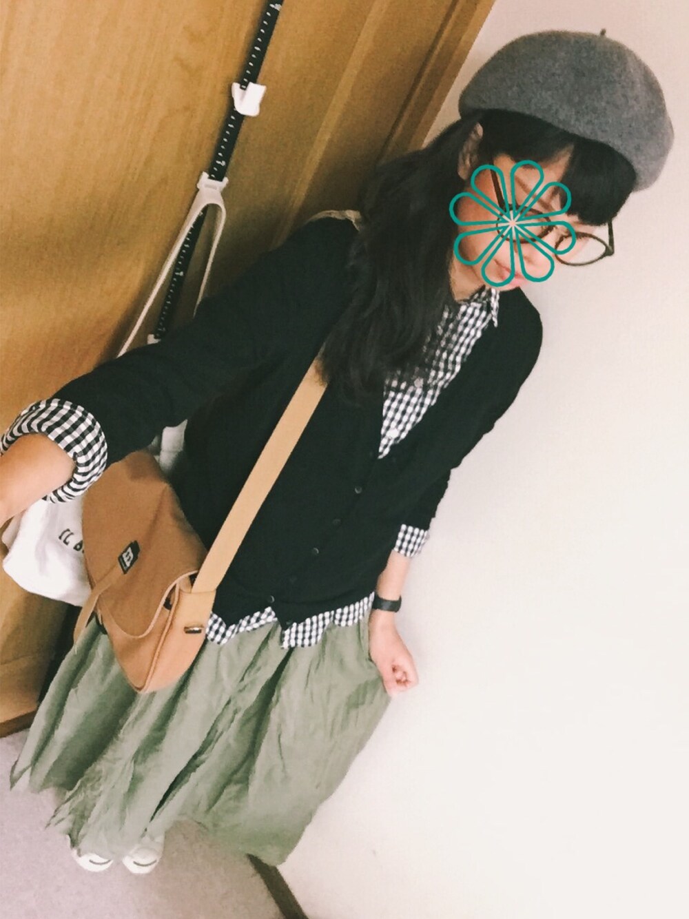 「カーキ、グレー、ギンガムチェック、ベレー帽、ジャックパーセル、スリッポン、チープカシオ、ダテメガネ、スニーカー、カジュアル」｜「無印良品のアイテム（シャツ/ブラウス、ブラック系）」を使った、まなみにーさん（レディース・163cm）の秋コーディネートの1枚目の写真