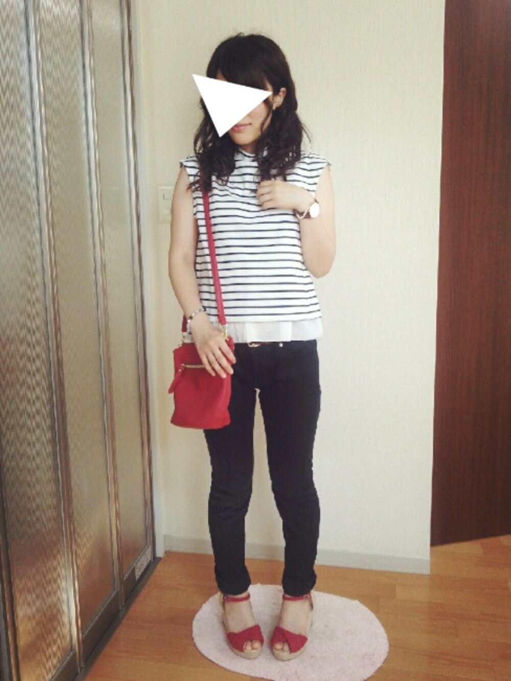 ホワイト系のTシャツ/カットソー、ブラック系のその他パンツ、レッド系のサンダルを着用したレディースの夏コーディネートの1枚目の写真