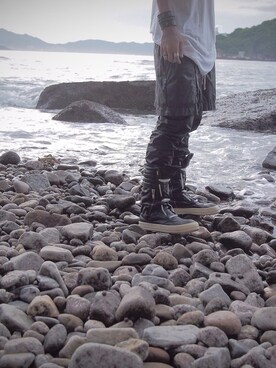 「DRKSHDW by RICK OWENS（ダークシャドウ バイ リックオウエンス）のDrkshdw Wax Skirt Pants （その他パンツ、ブラック系）」を使った、HinsonNgさん（メンズ・177cm）の夏コーディネート