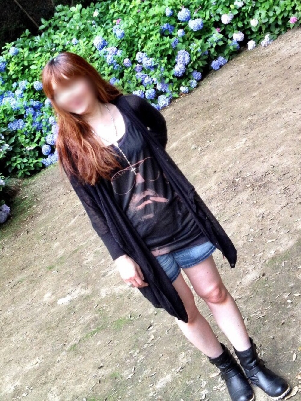 「LEE、ショーパン、デニムショートパンツ、DOLCE&GABBANA、ロックT、ロザリオ」｜「HOUSE OF THE GODSのキース・リチャーズ Tシャツ（Tシャツ/カットソー、ブラック系）」を使った、chenさん（レディース・163cm）の春コーディネートの1枚目の写真