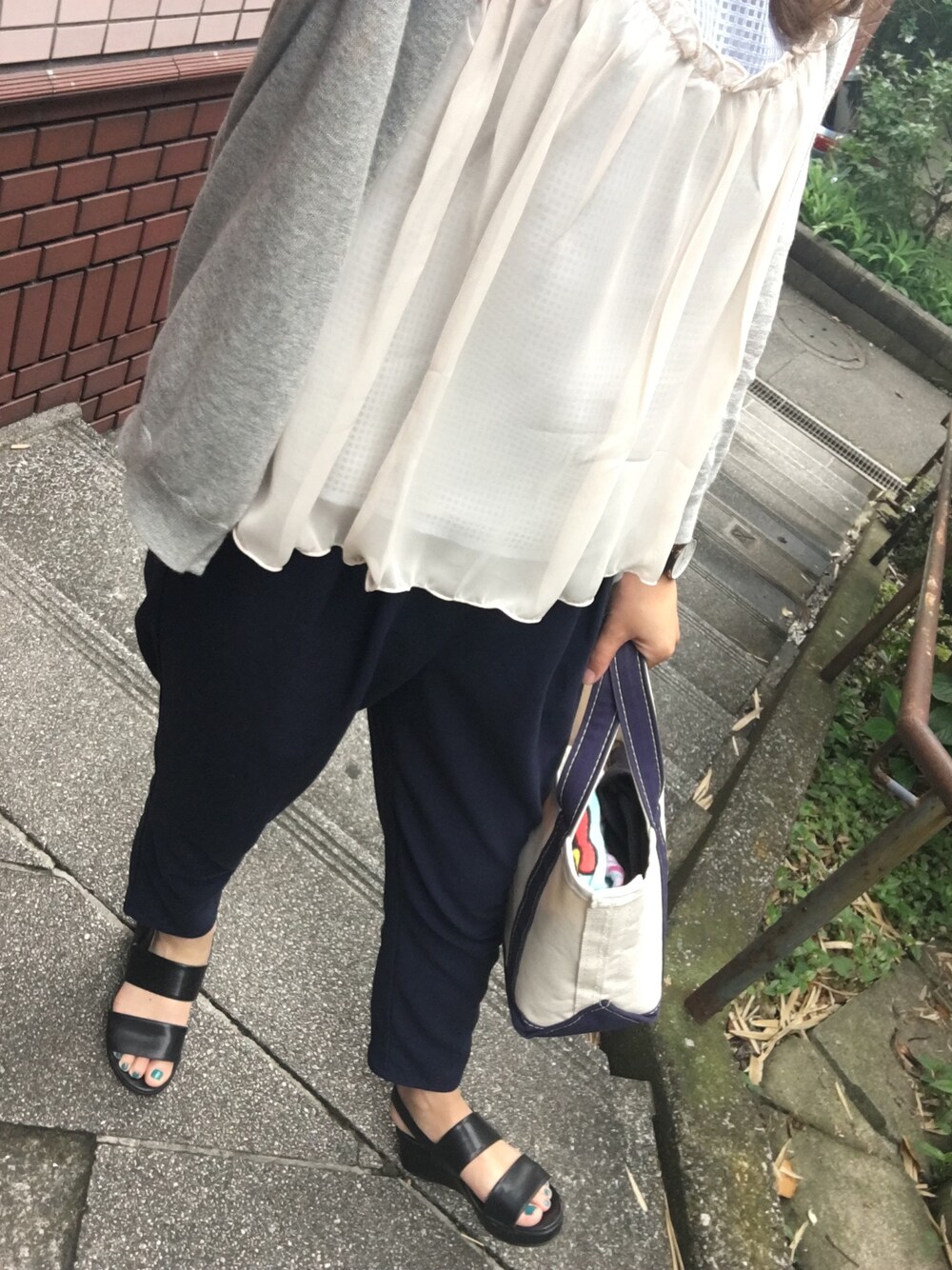 「ラフ、サンダル、7月WEAR夏のサンダル祭り、通勤コーデ、ゆるパンツ、ヒールサンダル、トートバッグ、ネイビー、フリルトップス、カーディガン」｜「無印良品のアイテム（カーディガン/ボレロ、グレー系）」を使った、*naaa*さん（レディース・156cm）の夏コーディネートの1枚目の写真