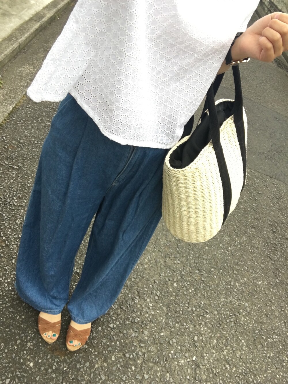 「夏、カジュアルコーデ、くるりんぱヘアー、ワイドパンツ、サンダル、ストラップサンダル、かごバッグ、レーストップス、ホワイト、さわやか」｜「three quarterのアイテム（Tシャツ/カットソー、ホワイト系）」を使った、*naaa*さん（レディース・156cm）の夏コーディネートの1枚目の写真