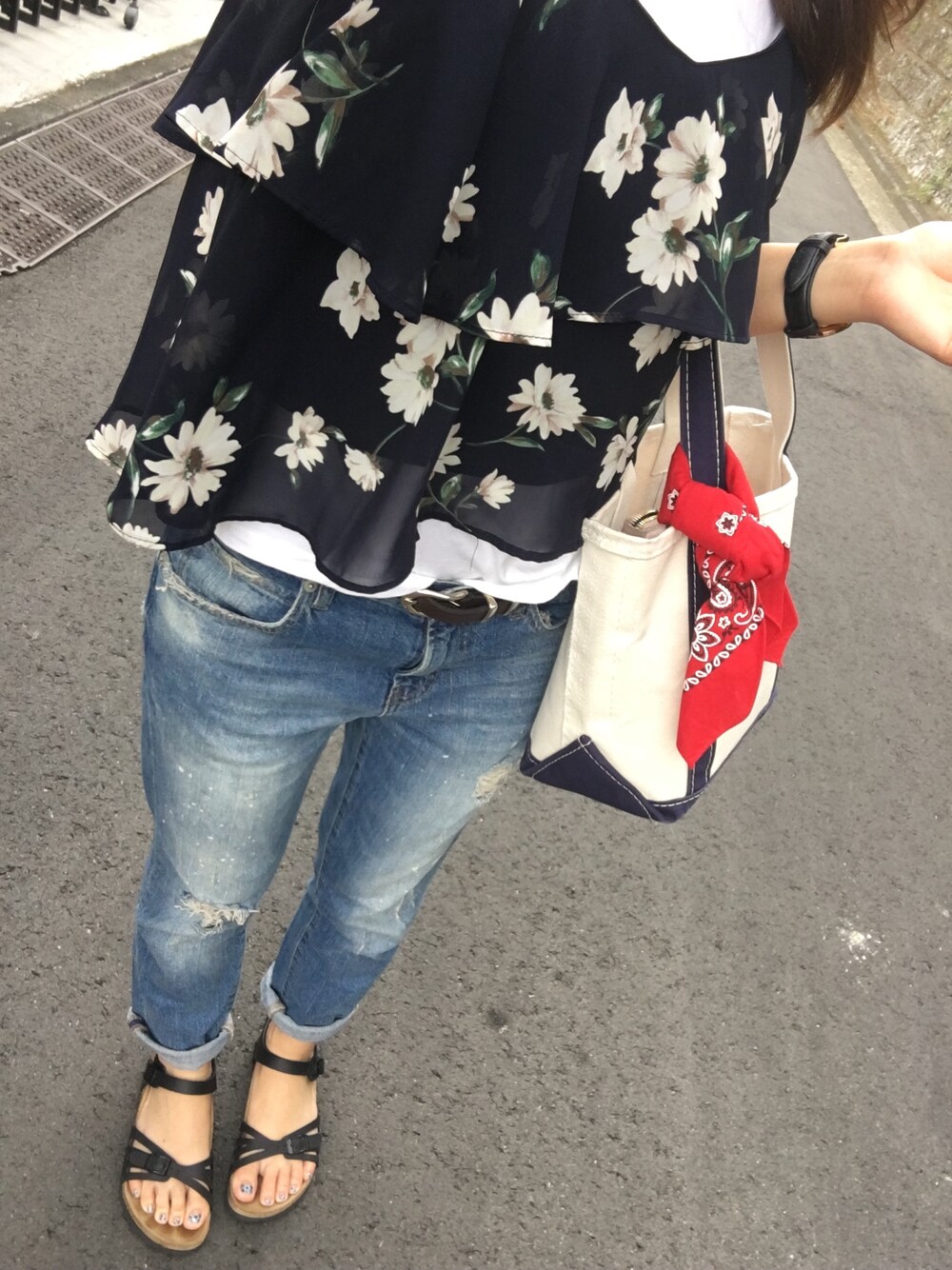 「シンプルコーデ、カジュアル、パンツスタイル、ダメージデニムパンツ、キャミ×Tシャツ、ビスチェ、スポサン、サンダル、トートバッグ、バンダナ」｜「Heatherのビンテージフラワーキャミ 717033（シャツ/ブラウス、ブルー系）」を使った、*naaa*さん（レディース・156cm）の夏コーディネートの1枚目の写真