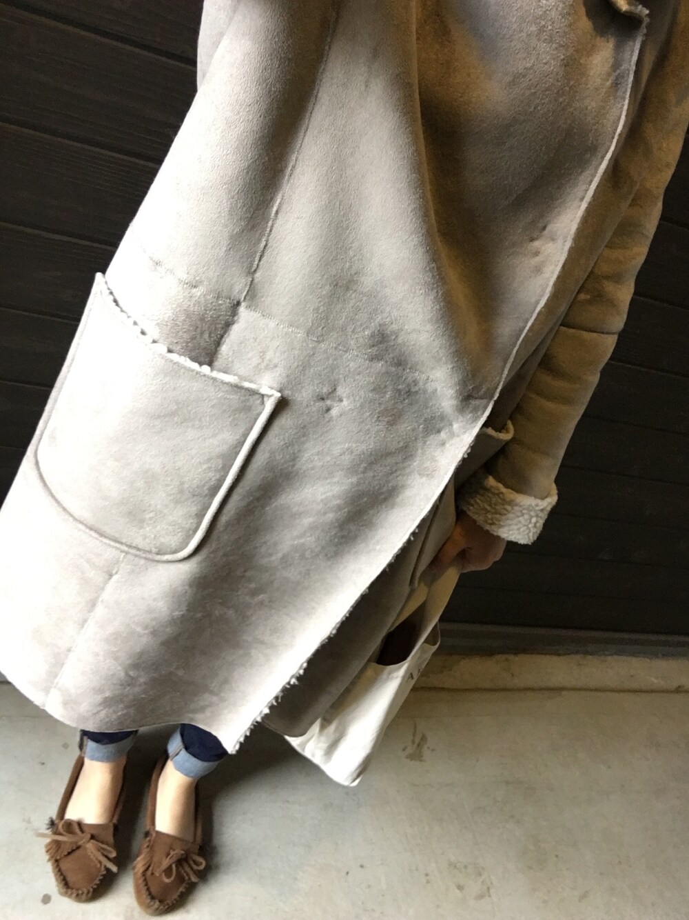 「シンプルコーデ、休日スタイル、ちょっとそこまで、カジュアル、ラクチンコーデ、デニムパンツ、denim、ボアコート、ムートンコート、ミネトンカ」｜「Another Editionのフェイクムートンフードコート/AEBC FAKE MOUTON HOOD（ムートンコート、グレー系）」を使った、*naaa*さん（レディース・156cm）の秋コーディネートの1枚目の写真