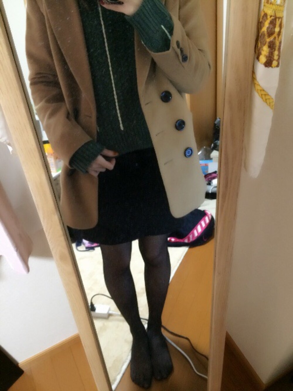 グリーン系のニット/セーターを着用したレディースの冬コーディネートの1枚目の写真