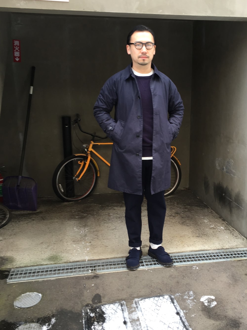 「ステンカラーコート、ネイビー、ワントーンコーデ、YAECA、VANS、スウェット」｜「BEAMSの【THE NORTH FACE PURPLE LABEL × BEAMS / 別注 ステンカラーコート】（ステンカラーコート、ブルー系）」を使った、UーTARさん（メンズ・170cm）の秋コーディネートの1枚目の写真