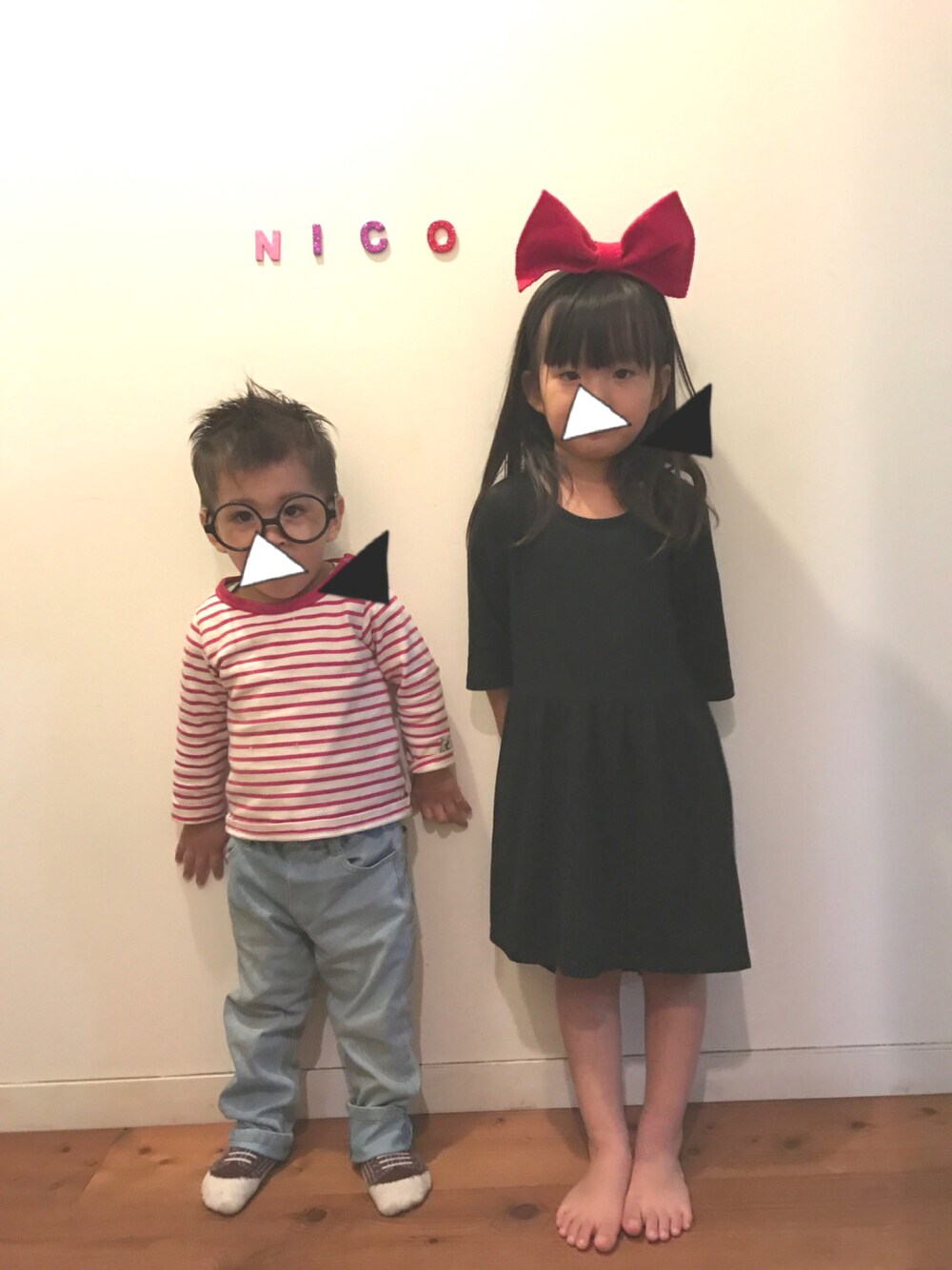 レッド系のTシャツ/カットソー、ブルー系のデニムパンツ、ブラック系のワンピースを着用したキッズの秋コーディネートの1枚目の写真