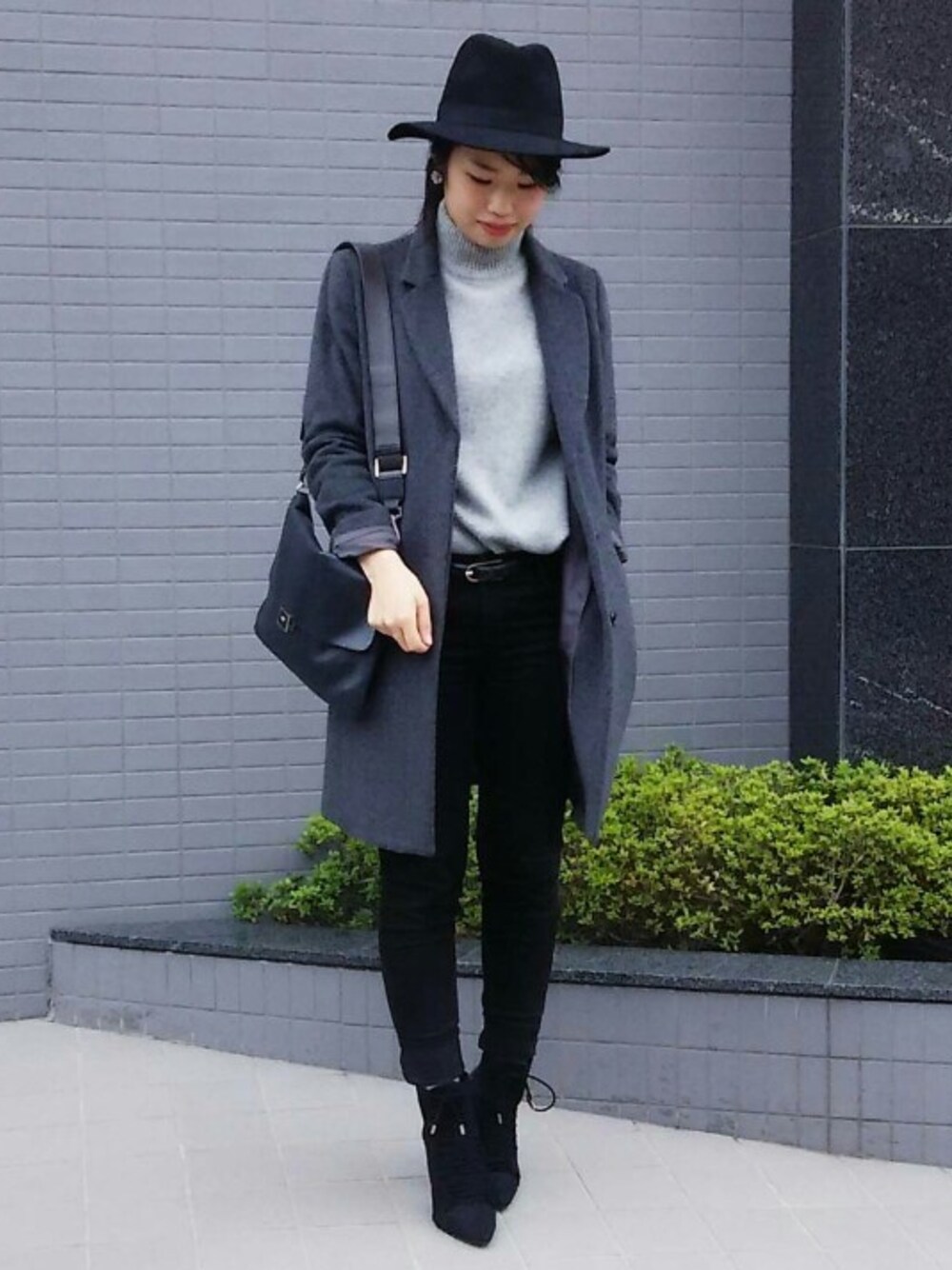 「black、グレー、ゆるニット、パンツ、タートルネック、帽子、おでかけ、コーディネート、ootd」｜「ZARAのアイテム（ブーツ、ブラック系）」を使った、hachicoさん（レディース・164cm）の秋コーディネートの1枚目の写真