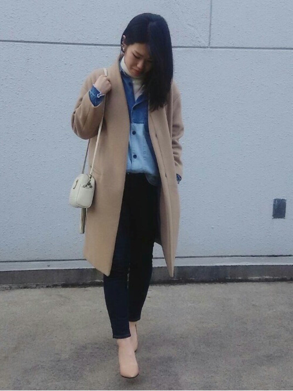 「大人カジュアル、デニムオンデニム、パンツスタイル、ロングコート、デニムパンツ、デニムシャツ、ootd」｜「無印良品のアイテム（デニムパンツ、ブルー系）」を使った、hachicoさん（レディース・164cm）の冬コーディネートの1枚目の写真