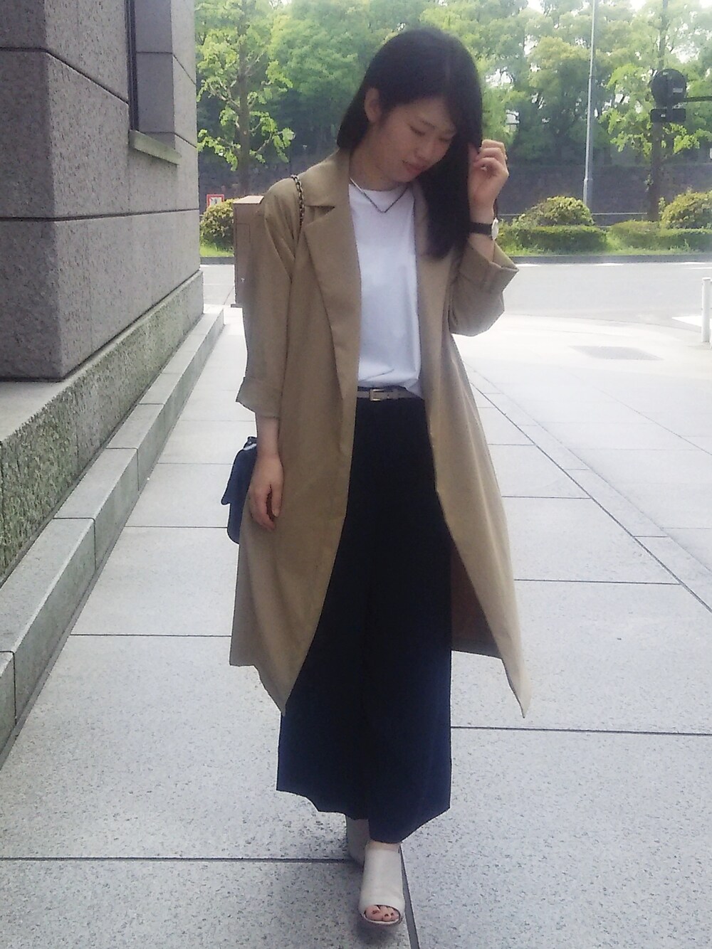「休日スタイル、大人カジュアル、ホワイト、サンダル、ゴールデンウィーク、ワイドパンツ、sacai、ootd」｜「Mulberryのアイテム（バッグ、ブルー系）」を使った、hachicoさん（レディース・164cm）の春コーディネートの1枚目の写真