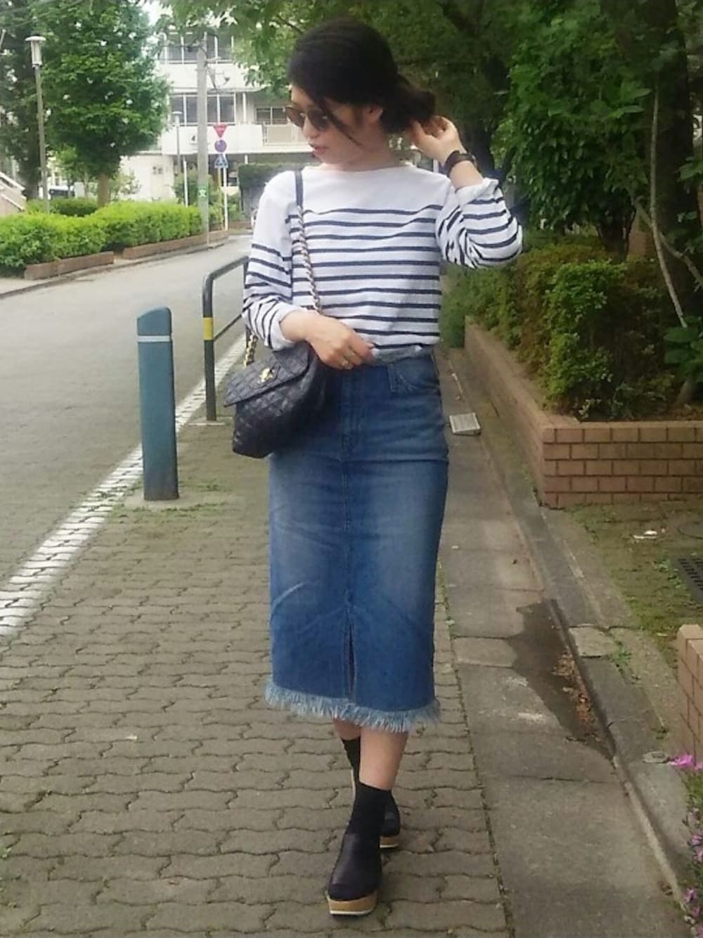 「カジュアルコーデ、シンプル、大人カジュアル、シンプルコーデ、デニム、used、タイトスカート、セントジェームス、サングラス、ootd」｜「VINTAGEのアイテム（デニムスカート、ブルー系）」を使った、hachicoさん（レディース・164cm）の夏コーディネートの1枚目の写真