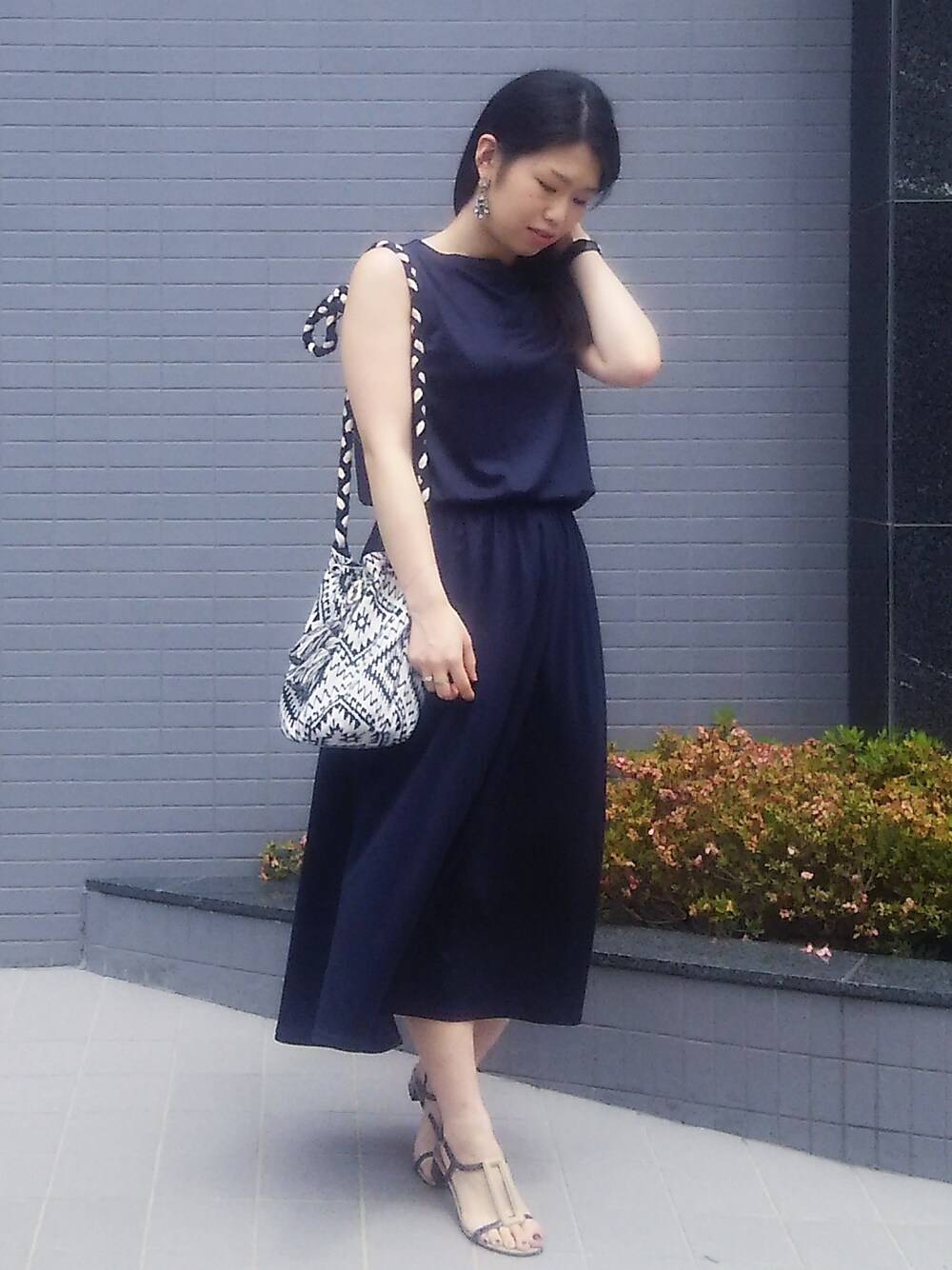 「夏、ラクチンコーデ、サンダル、ノースリーブ、オトナ女子、ワンピース、リラックス、ootd、outfit、ネイビー」｜「enkayのアイテム（ショルダーバッグ、ホワイト系）」を使った、hachicoさん（レディース・164cm）の夏コーディネートの1枚目の写真