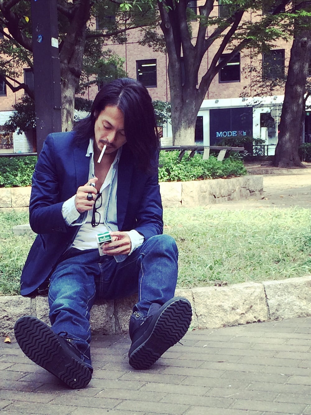 ブラック系のブーツ、ホワイト系のTシャツ/カットソー、ブルー系のテーラードジャケットを着用したメンズの秋コーディネートの1枚目の写真