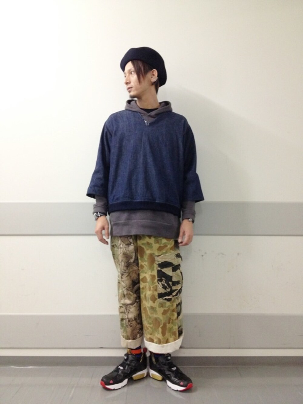 「FACETASM、reebok pump、パーカー、レイヤードスタイル、オーバーサイズ、ベレー帽、迷彩」｜「Jipijapaのアイテム（シャツ/ブラウス、ブルー系）」を使った、YUKIYA UENOさん（メンズ・169cm）の夏コーディネートの1枚目の写真