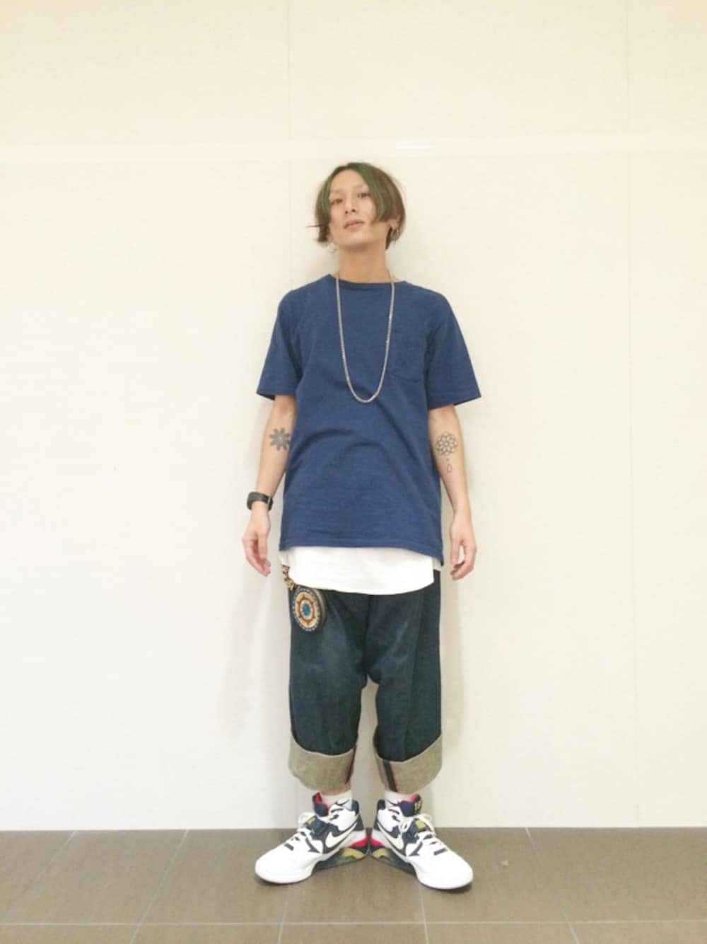 「NIKE AIR MAX、Tシャツ、Levis、白ソックス、レイヤードスタイル、ビッグシルエット」｜「Levi's REDのアイテム（デニムパンツ、ブルー系）」を使った、YUKIYA UENOさん（メンズ・169cm）の夏コーディネートの1枚目の写真