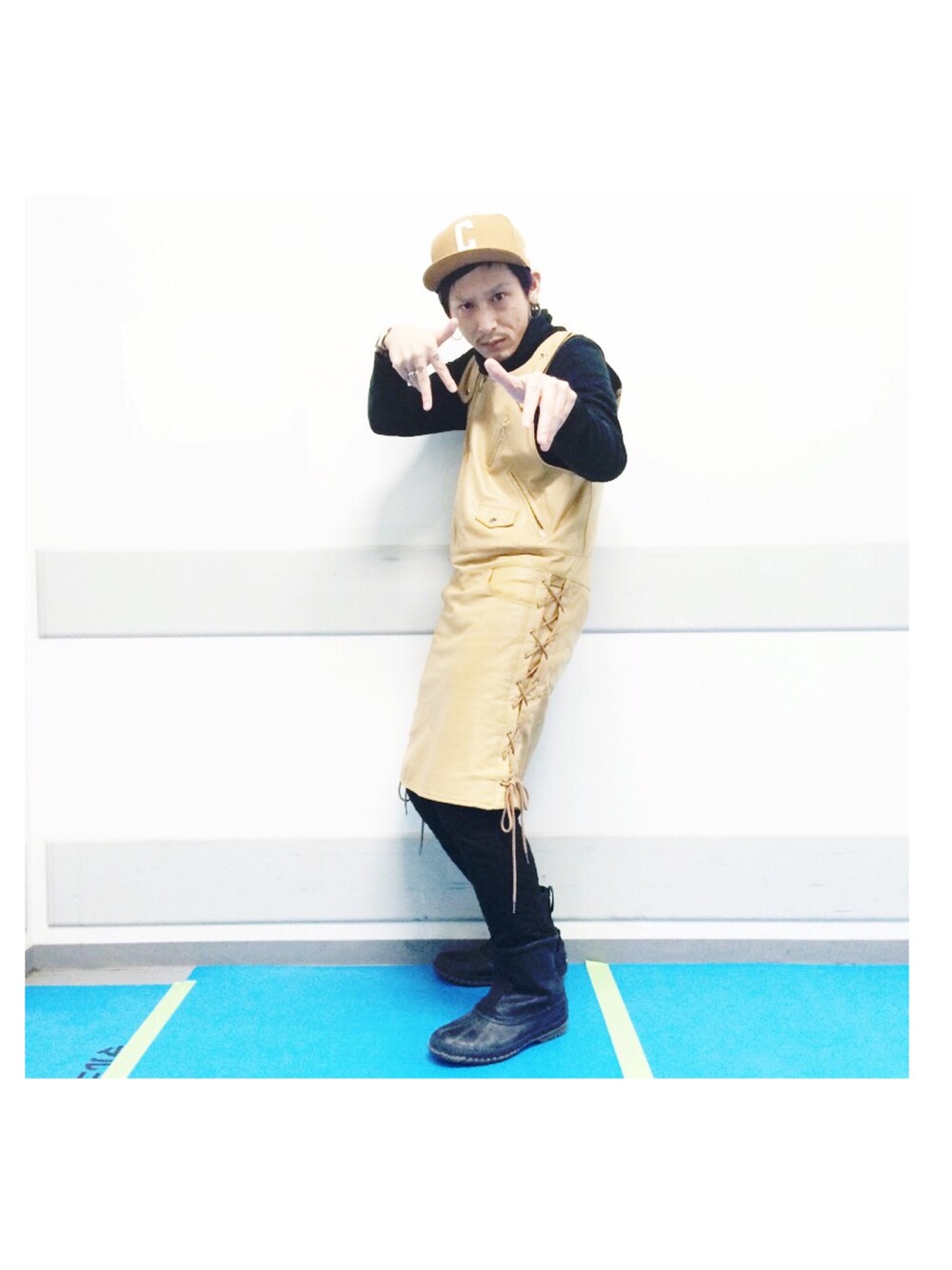 「FACETASM、ソレル、NEWERA、カーハート、ワントーンコーデ、謎のポーズ、ワンピース、CONTINENTAL RHYTHM SECTION」｜「NEW ERAのCARHARTT x NEW ERA（キャップ、イエロー系）」を使った、YUKIYA UENOさん（メンズ・169cm）の冬コーディネートの1枚目の写真