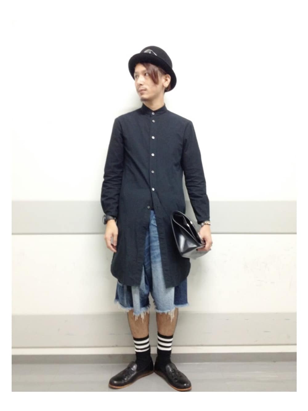「ローファー、オペラシューズ、ロングシャツ、ラインソックス、ボーラーハット、クラッチバック、FACETASM、KIDS LOVE GAITE、ナンバーナイン(NUMBER (N)INE)、CONTINENTAL RHYTHM SECTION」｜「NUMBER (N)INEのNUMBER(N)INE ロングシャツ（シャツ/ブラウス、ブラック系）」を使った、YUKIYA UENOさん（メンズ・169cm）の冬コーディネートの1枚目の写真