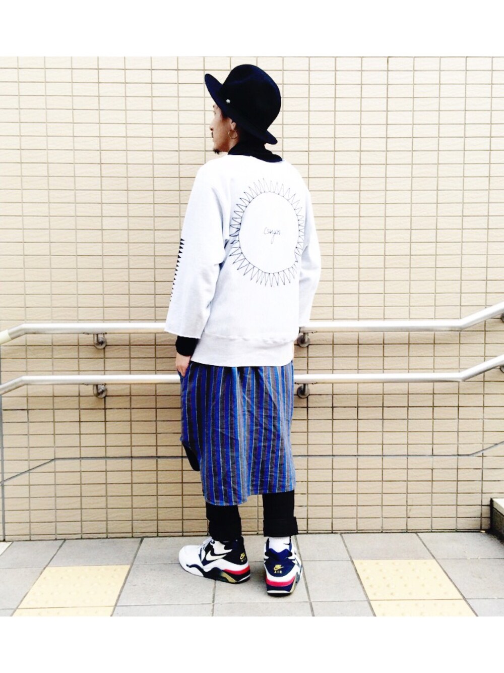 ブルー系のシャツ/ブラウス、グレー系のTシャツ/カットソー、ホワイト系のスニーカーを着用したメンズの冬コーディネートの1枚目の写真