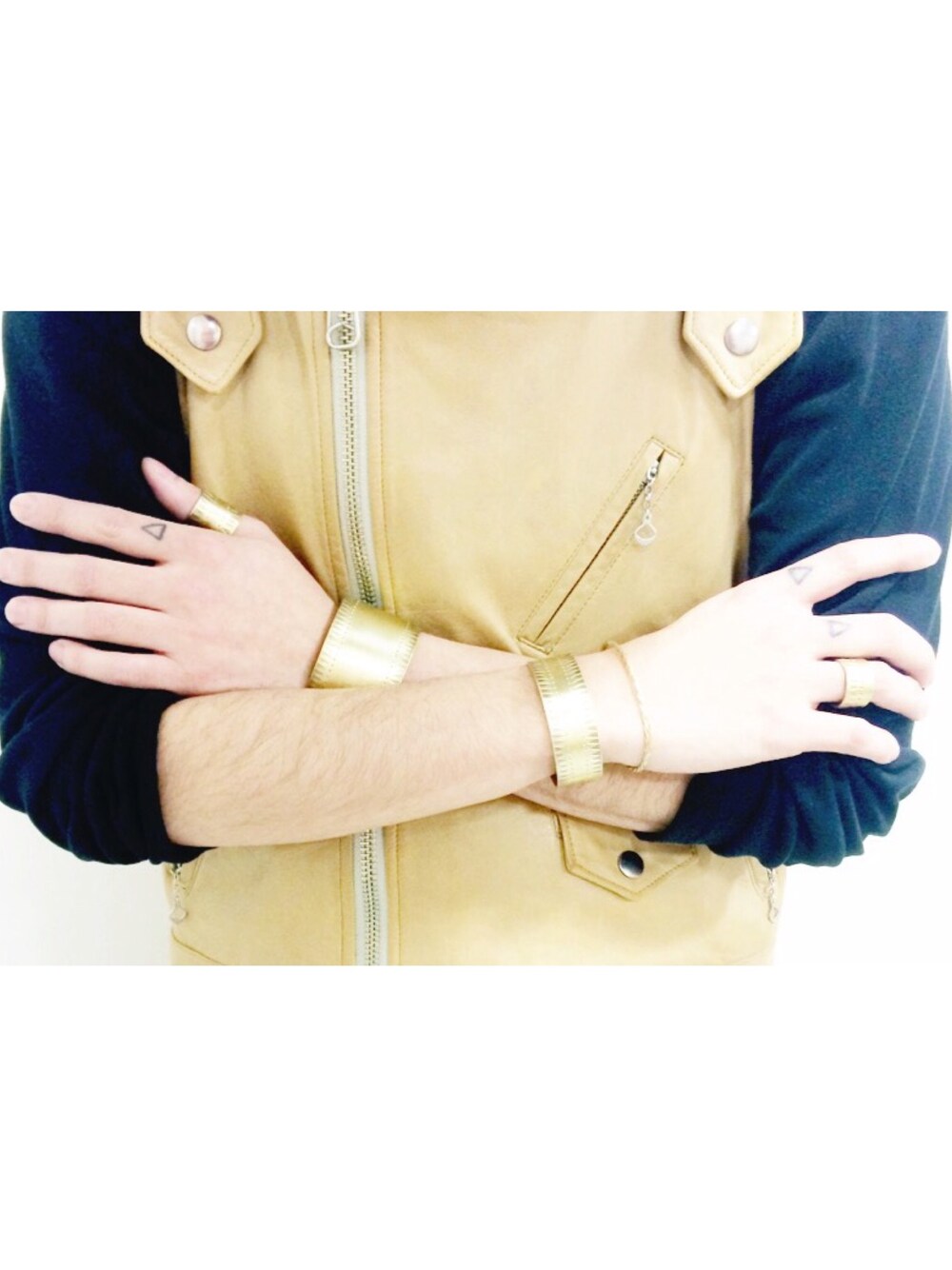 ブラック系のシャツ/ブラウス、ゴールド系のバングル/リストバンドを着用したメンズの春コーディネートの1枚目の写真