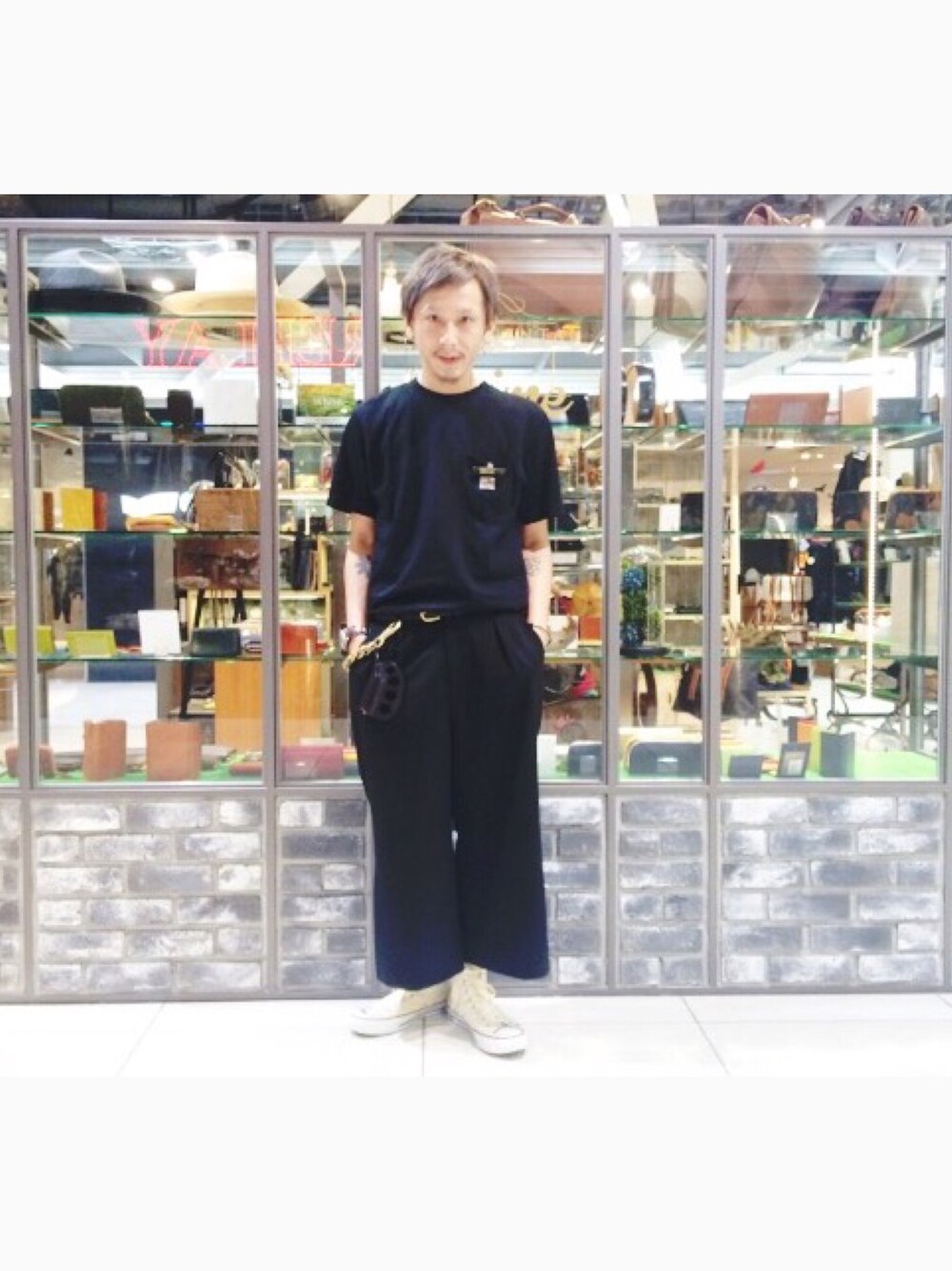 「CONTINENTAL RHYTHM SECTION Prime、carhartt、ガウチョパンツ、converse、TAZUNE、blackmeans、ウォレットチェーン、オールブラック、ブラック、モノトーン」｜「Carharttのアイテム（Tシャツ/カットソー、ブラック系）」を使った、YUKIYA UENOさん（メンズ・169cm）の春コーディネートの1枚目の写真