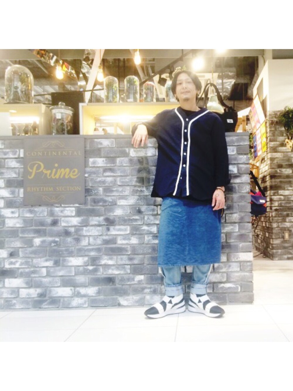 「レイヤードスタイル、MR.GENTLEMAN、ベースボールシャツ、エプロン、ヴィンテージ、vintage、FACETASM、Onitsuka Tiger、Andrea Pompilio」｜「MR.GENTLEMANのアイテム（シャツ/ブラウス、ブルー系）」を使った、YUKIYA UENOさん（メンズ・169cm）の春コーディネートの1枚目の写真