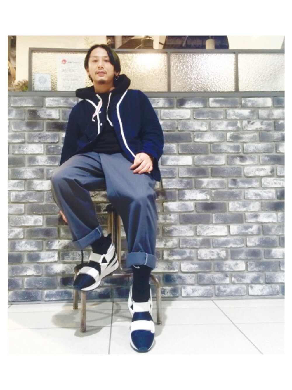 「ANTISTANDARD、MR.GENTLEMAN、TOKYOHEMPCONNECTION、THC、パーカー、ベースボールシャツ、オニツカタイガー、スニーカー」｜「TOKYO HEMP CONNECTIONのアイテム（スウェット、ブラック系）」を使った、YUKIYA UENOさん（メンズ・169cm）の春コーディネートの1枚目の写真
