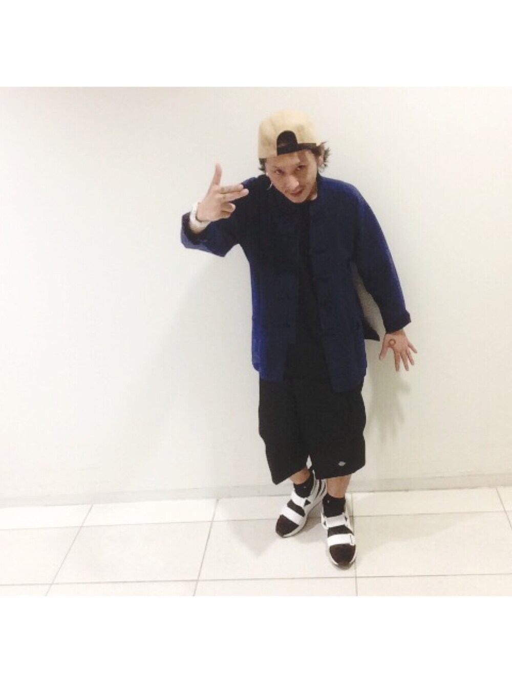 「スリッポン、ハーフパンツ、CAP、チャイナシャツ、SASQUATCHfabrix、Onitsuka Tiger」｜「no brandのアイテム（シャツ/ブラウス、ブルー系）」を使った、YUKIYA UENOさん（メンズ・169cm）の春コーディネートの1枚目の写真