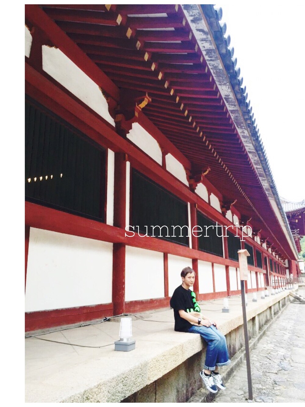 ブラック系のボディバッグ/ウエストポーチ、ブルー系のデニムパンツ、ブルー系のスニーカーを着用したメンズの夏コーディネートの1枚目の写真